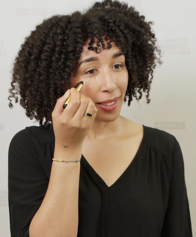 Beauty Expert Victoria brengt highlighter aan onder de ogen