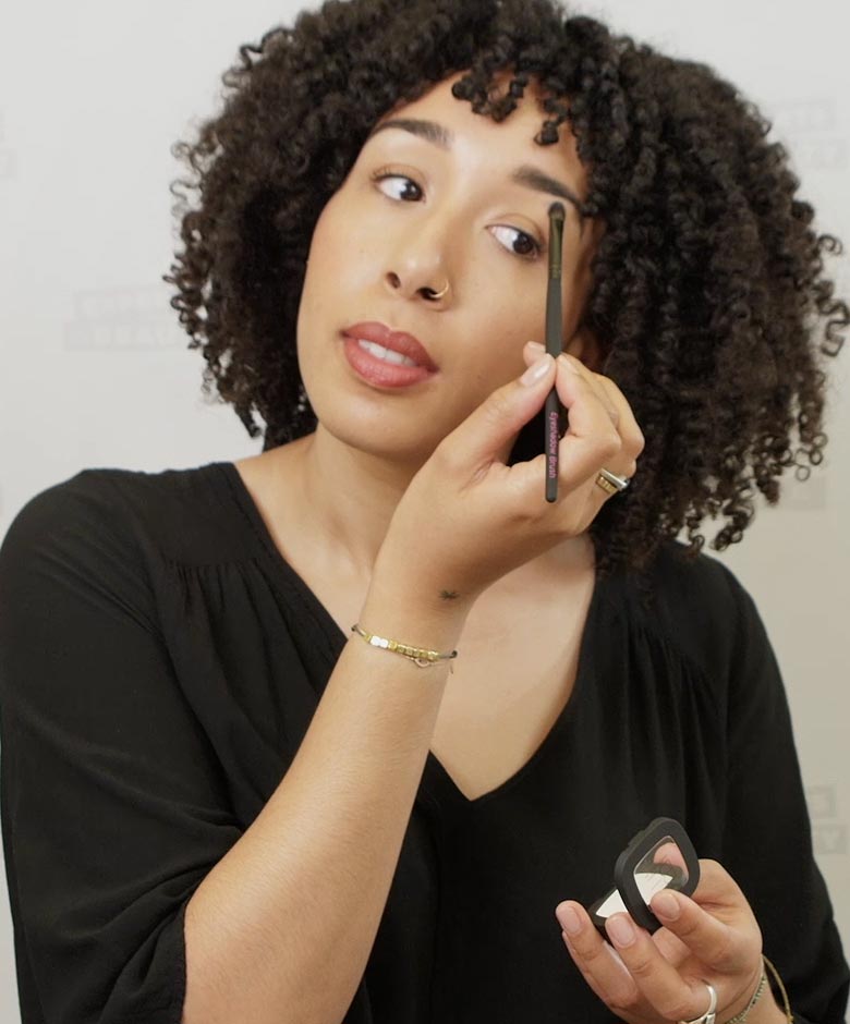 Beauty Expert Victoria brengt licht glanzende oogschaduw aan vlak onder haar wenkbrauw