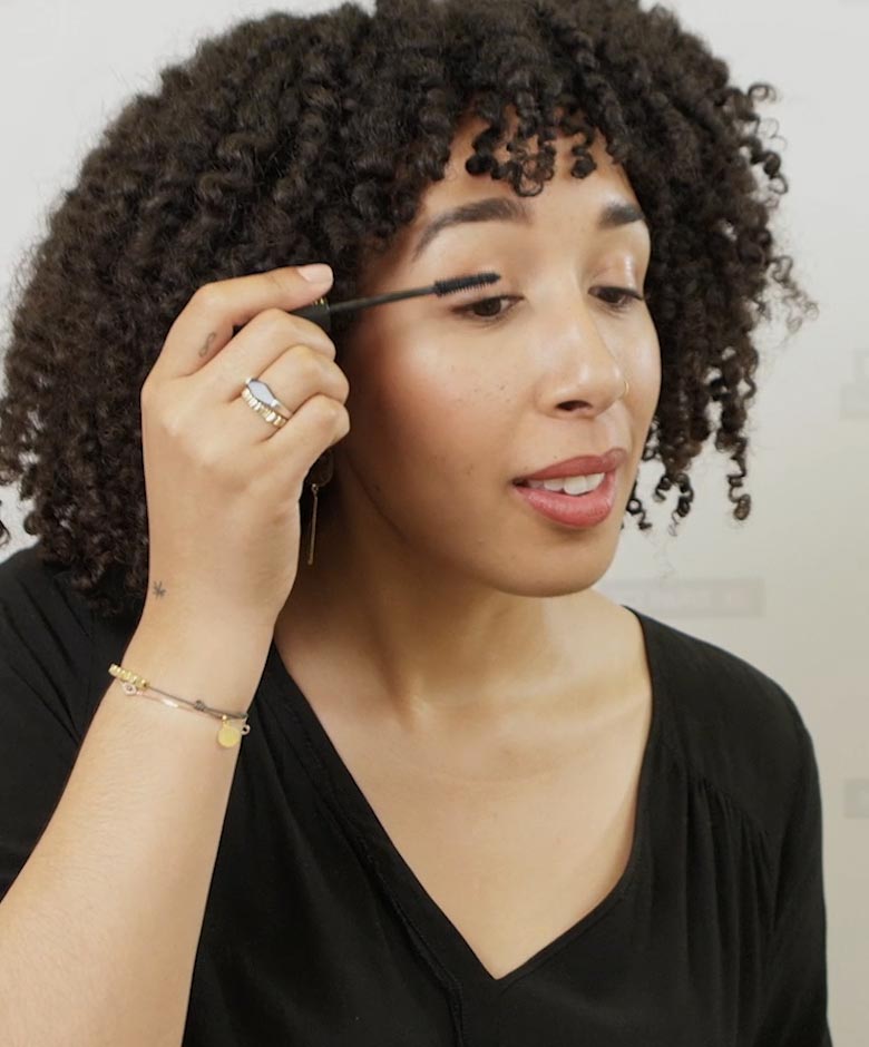 Beauty Expert Victoria brengt mascara aan op haar wimpers