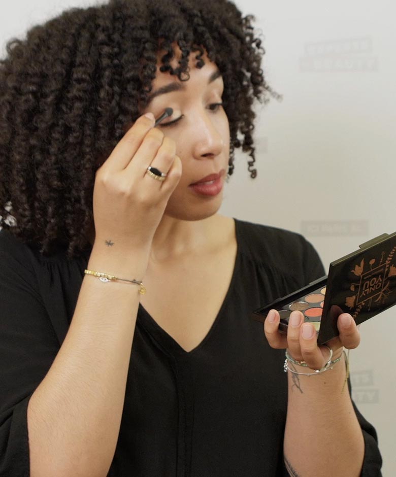 Beauty Expert Victoria brengt oogschaduw aan op haar wimpers