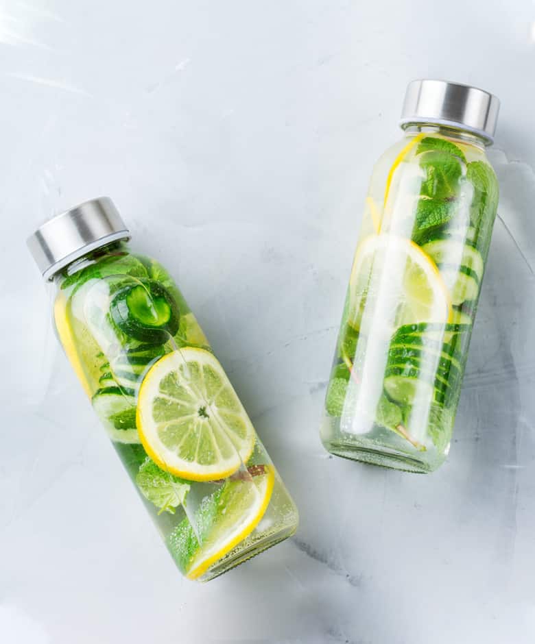 Vers en koel citroen komkommer munt infused water in flesjes