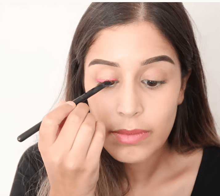 Trek een strakke eyelinerlijn boven je bovenste wimperrand en laat die naar buiten toe uitlopen in een mooie wing