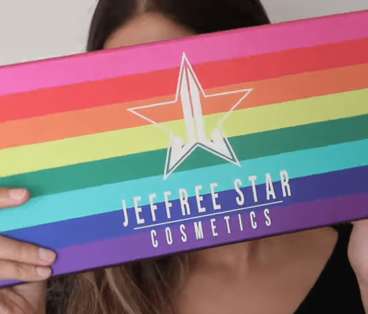 Kies een kleur uit het palette van vloeibare lipsticks