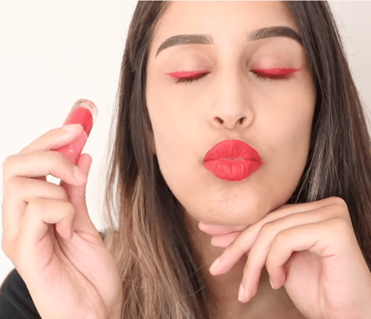 Breng de vloeibare lipstick ook aan op je lippen