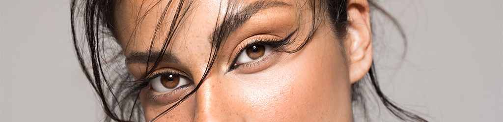Vrouw met donkere haren draagt winged eyeliner.