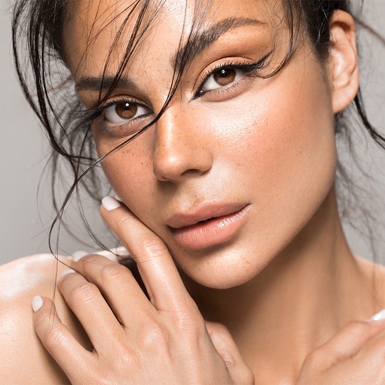 Vrouw met donkere haren draagt winged eyeliner.