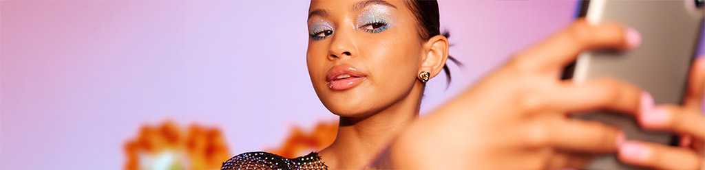 festival make-up look selfie