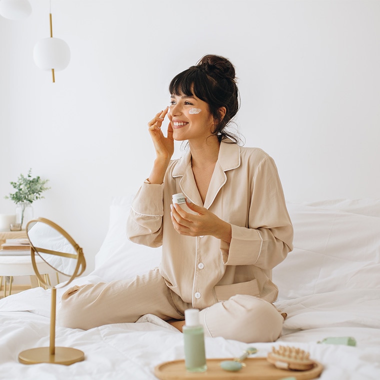 vrouw brengt skincare aan