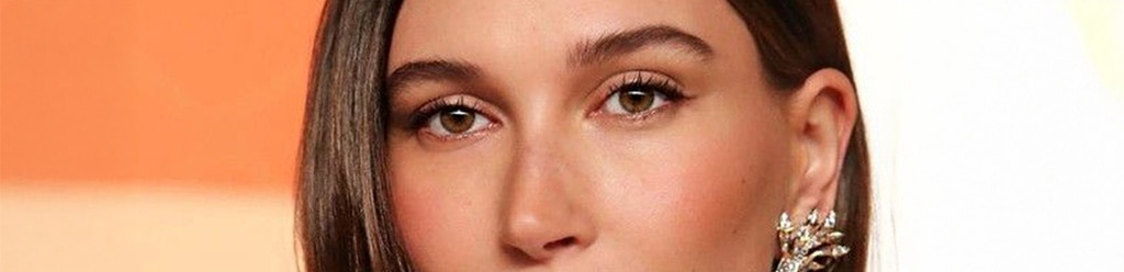 Hailey Bieber met sunburn blush en naturelle lippen.