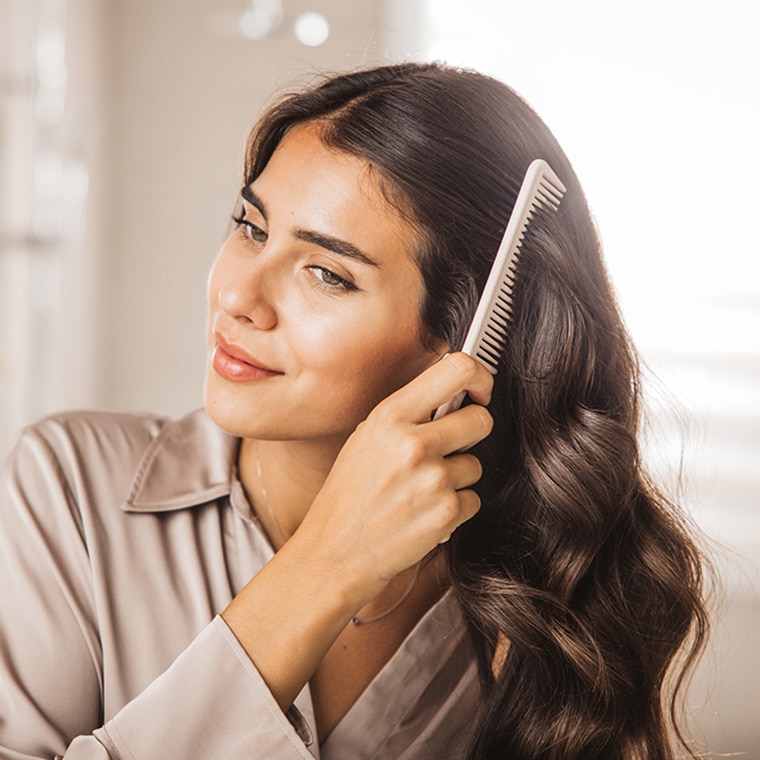 Vrouw-borstelt-haar-hair-aging