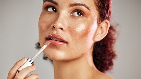 Tinted lip oil: Om je lippen te verzorgen en te laten shinen Tinted lip oil: Om je lippen te verzorgen en te laten shinen