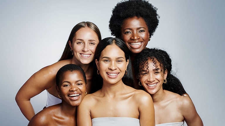 Groep dames met verschillende haartypes en huidskleuren						 Groep dames met verschillende haartypes en huidskleuren