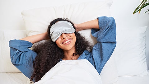 Vrouw met gezond, lang haar in bed						 Vrouw met gezond, lang haar in bed