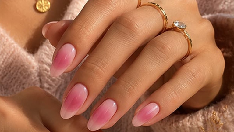 Roze nagels met een donkerroos accent.						 Roze nagels met een donkerroos accent.