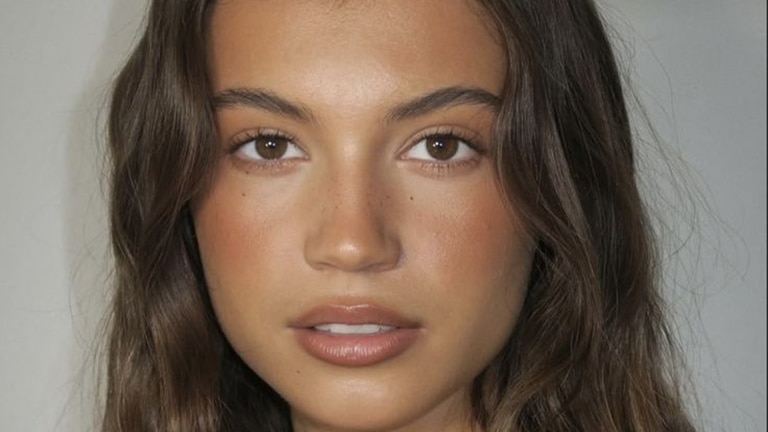 Vrouw met donker haar en bruine make-up						 Vrouw met donker haar en bruine make-up