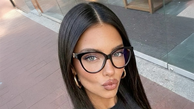 Vrouw met donkere haren met een opvallende bril						 Vrouw met donkere haren met een opvallende bril