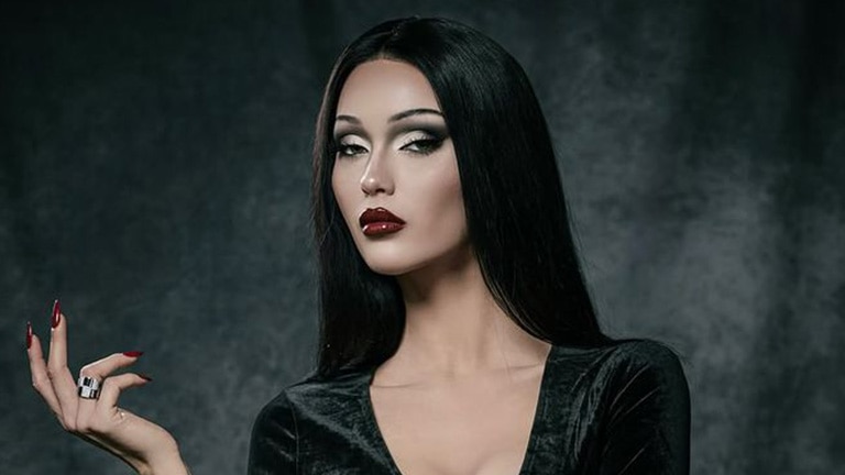 Vrouw met lang zwart haar en Halloween makeup look						 Vrouw met lang zwart haar en Halloween makeup look