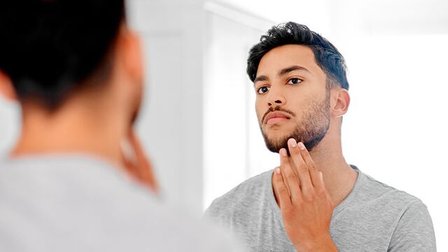 Man met baard voor spiegel						 Man met baard voor spiegel