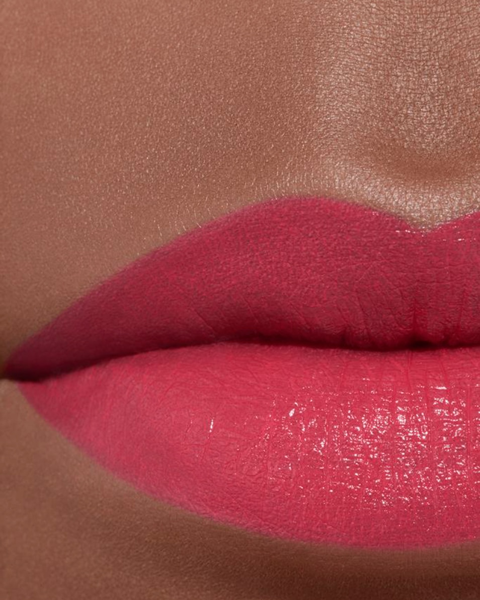 DE BIJZONDER INTENSE STRALENDE EN VERZORGENDE LIPPENSTIFT NAVULBAAR