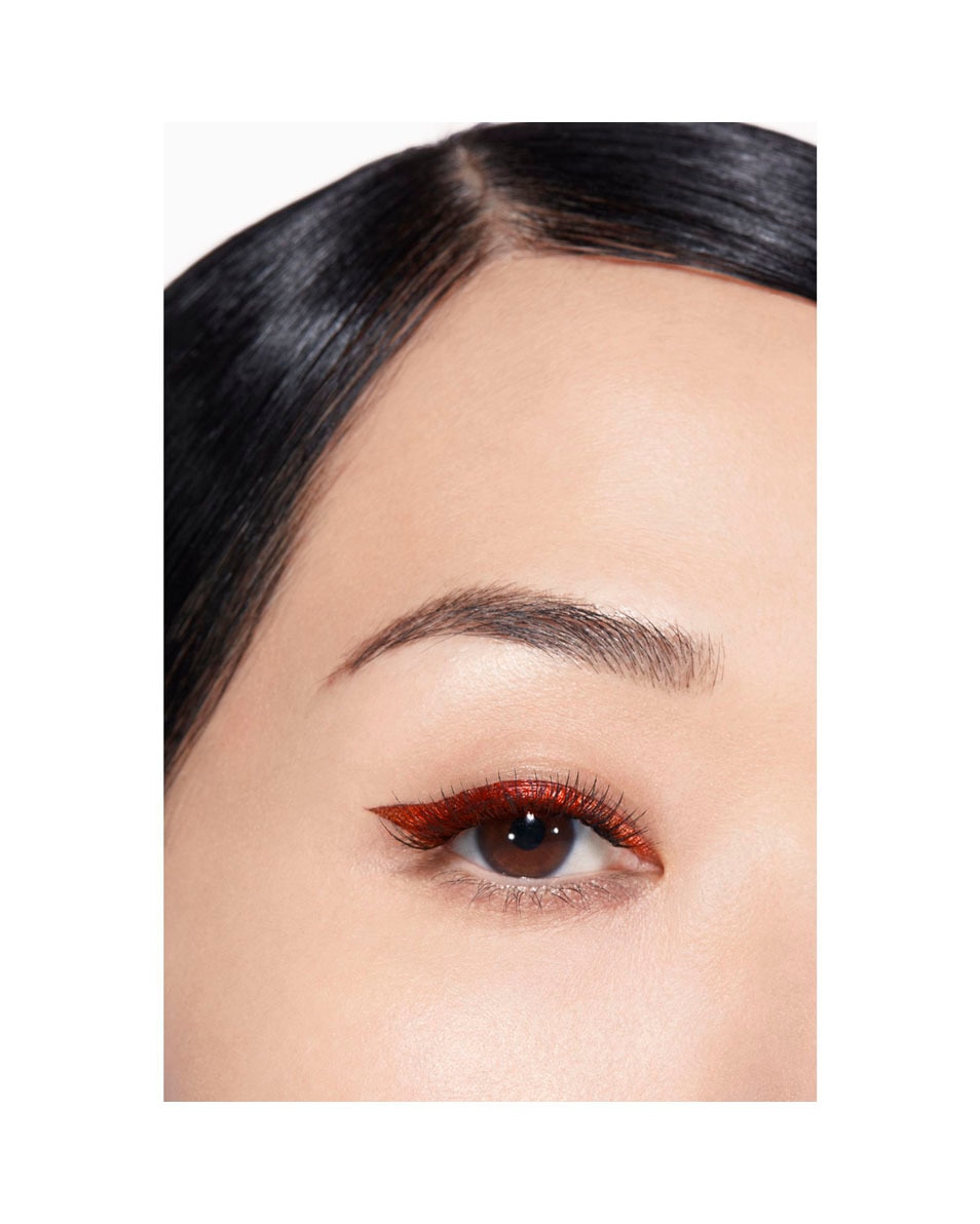 UITERST NAUWKEURIGE, LANGHOUDENDE EN WATERPROOF VLOEIBARE EYELINER