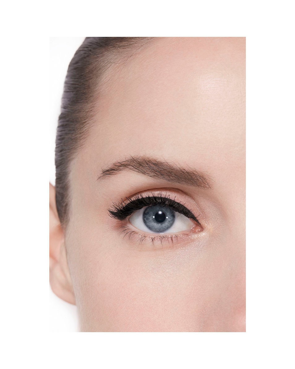 CHANEL LE LINER DE CHANEL UITERST NAUWKEURIGE, LANGHOUDENDE VLOEIBARE EYELINER True Black 4