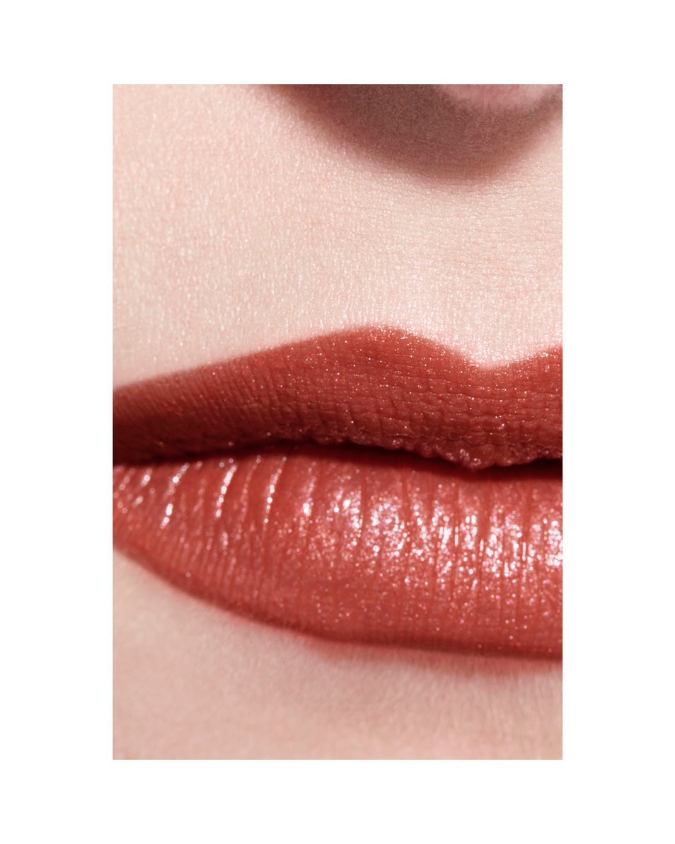 CHANEL ROUGE COCO DE LANGHOUDENDE HYDRATERENDE EN GLADSTRIJKENDE VERZORGENDE LIPPENSTIFT MET SATIJNGLANS 112 PARIS 1ER 4