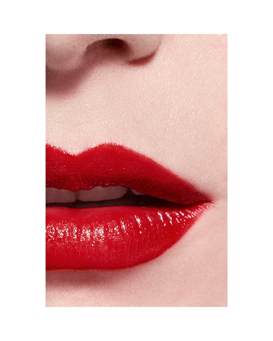 CHANEL ROUGE COCO DE LANGHOUDENDE HYDRATERENDE EN GLADSTRIJKENDE VERZORGENDE LIPPENSTIFT MET SATIJNGLANS 118 NEW YORK 4