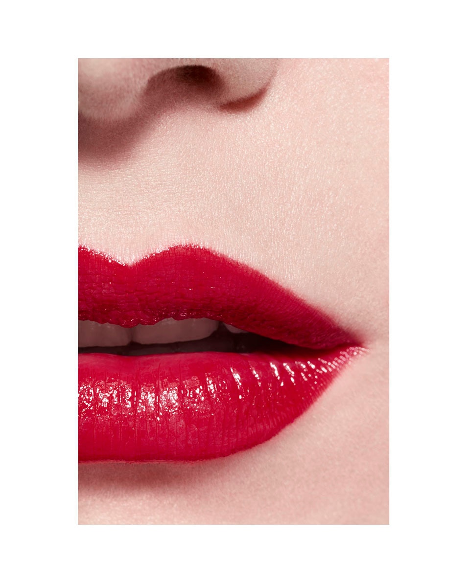 CHANEL ROUGE COCO DE LANGHOUDENDE HYDRATERENDE EN GLADSTRIJKENDE VERZORGENDE LIPPENSTIFT MET SATIJNGLANS 120 GABRIELLE