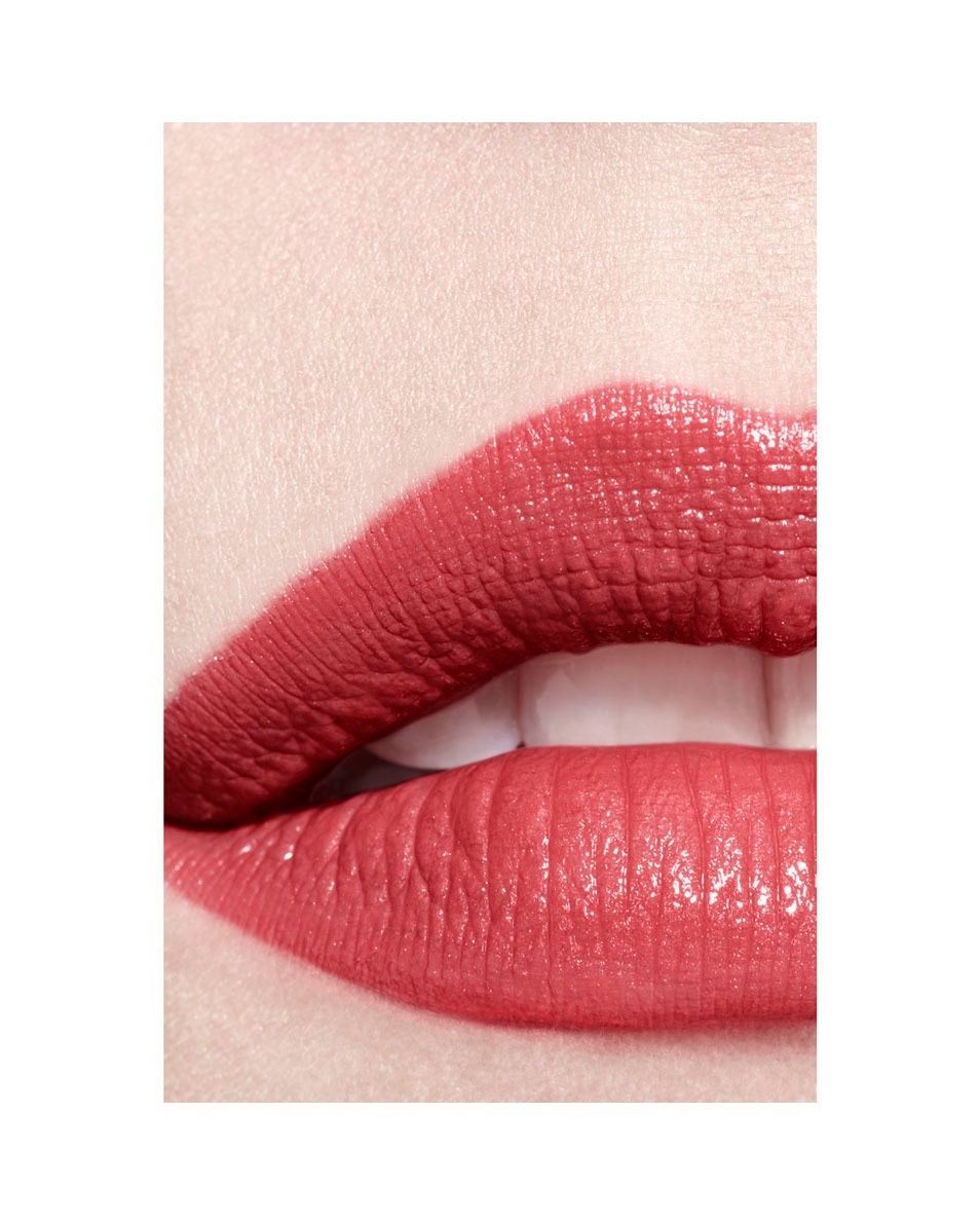 CHANEL ROUGE COCO DE LANGHOUDENDE HYDRATERENDE EN GLADSTRIJKENDE VERZORGENDE LIPPENSTIFT MET SATIJNGLANS 126 VENISE 4