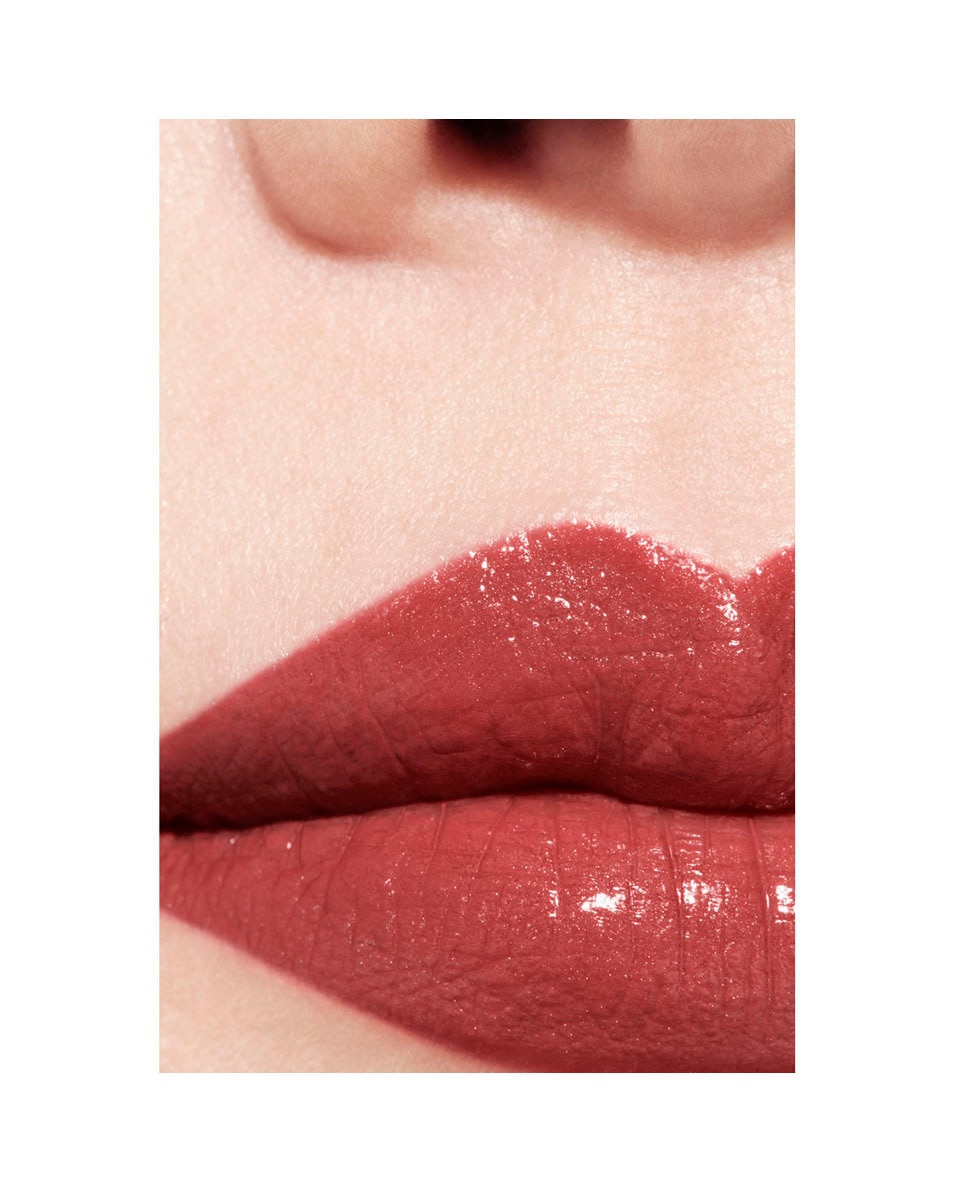 CHANEL ROUGE COCO DE LANGHOUDENDE HYDRATERENDE EN GLADSTRIJKENDE VERZORGENDE LIPPENSTIFT MET SATIJNGLANS 115 BIARRITZ