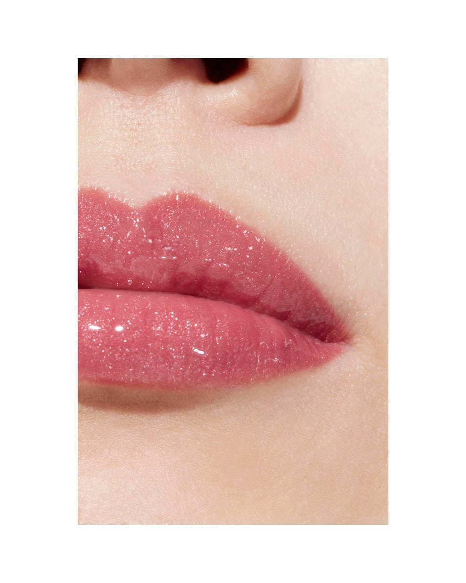 CHANEL ROUGE COCO HYDRA GLOSS HYDRATERENDE EN GLADSTRIJKENDE HOOGGLANS GLOSS 447 BOURGEOISIE 4