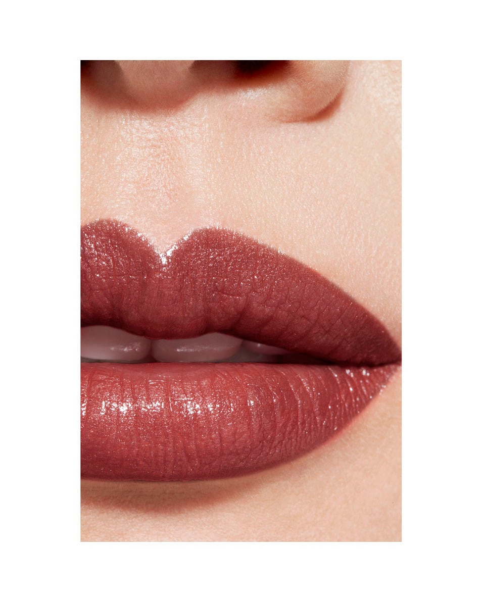 CHANEL ROUGE COCO DE LANGHOUDENDE HYDRATERENDE EN GLADSTRIJKENDE VERZORGENDE LIPPENSTIFT MET SATIJNGLANS 113 ROSEHALL