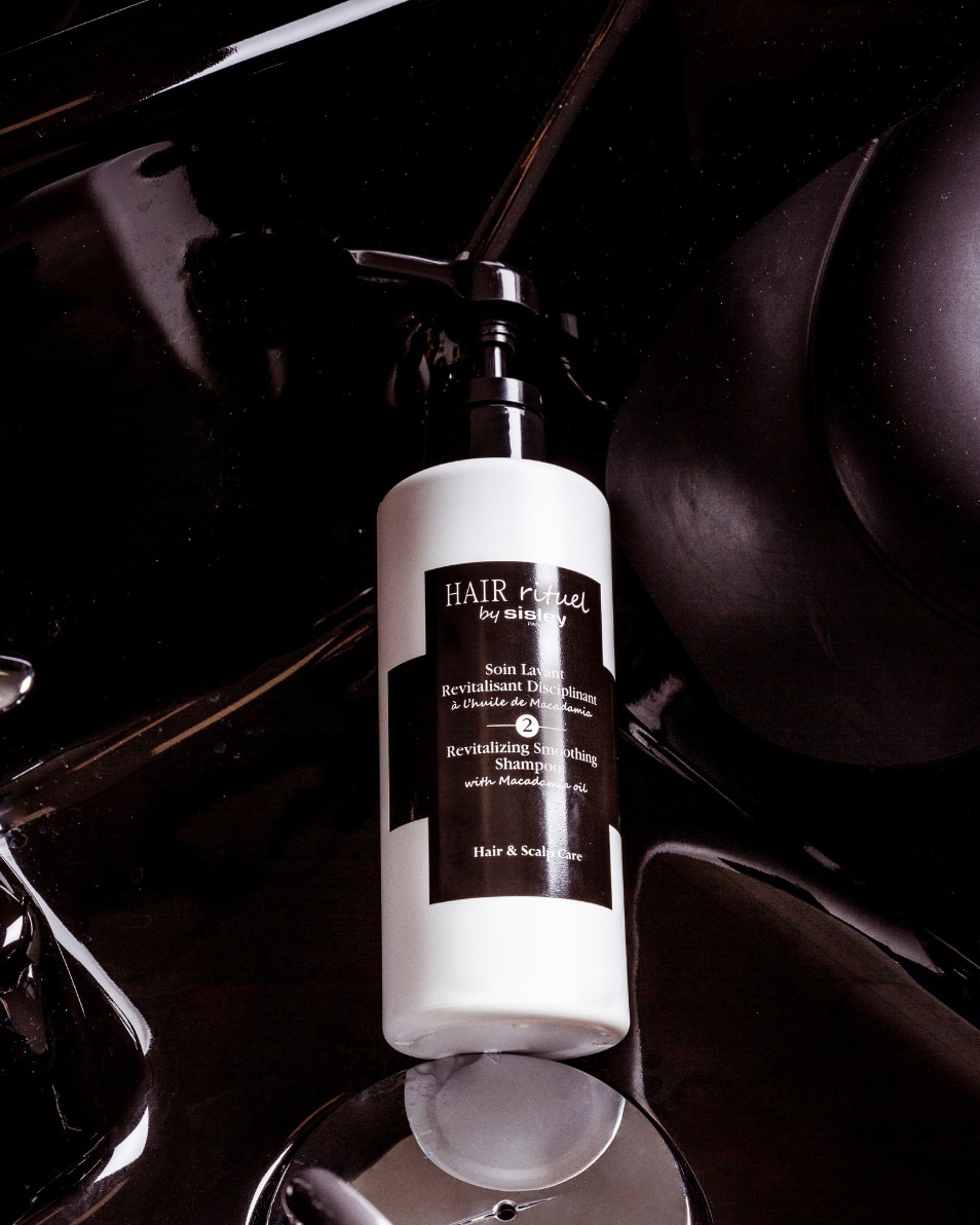 REVITALIZING SMOOTHING SHAMPOO WITH MACADAMIA OIL