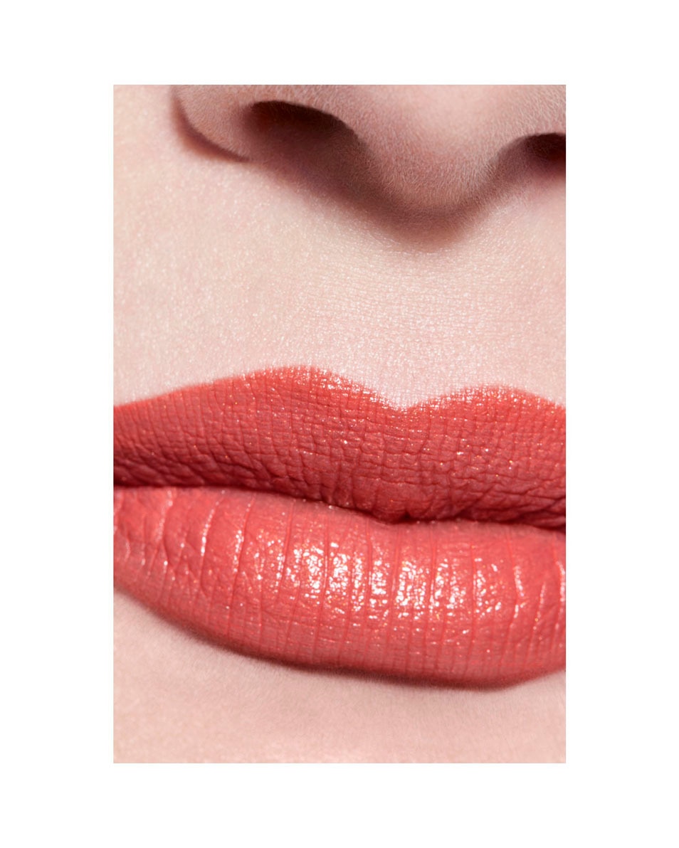 BIJZONDER INTENSE LIPPENSTIFT. EXTRACT VAN LICHT EN VERZORGING. NAVULBAAR