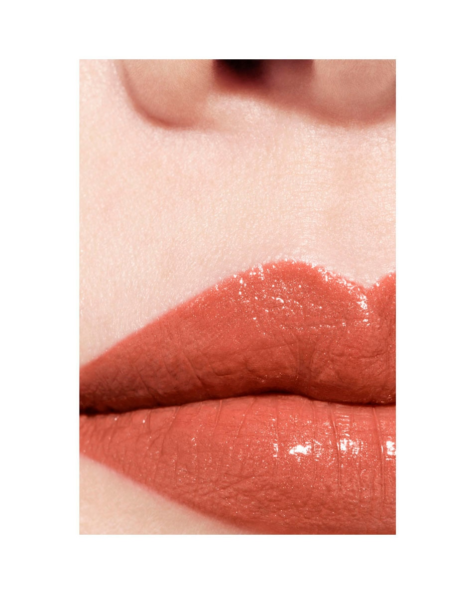 Chanel ROUGE COCO DE LANGHOUDENDE HYDRATERENDE EN GLADSTRIJKENDE VERZORGENDE LIPPENSTIFT MET SATIJNGLANS 106 DEAUVILLE 3.5G