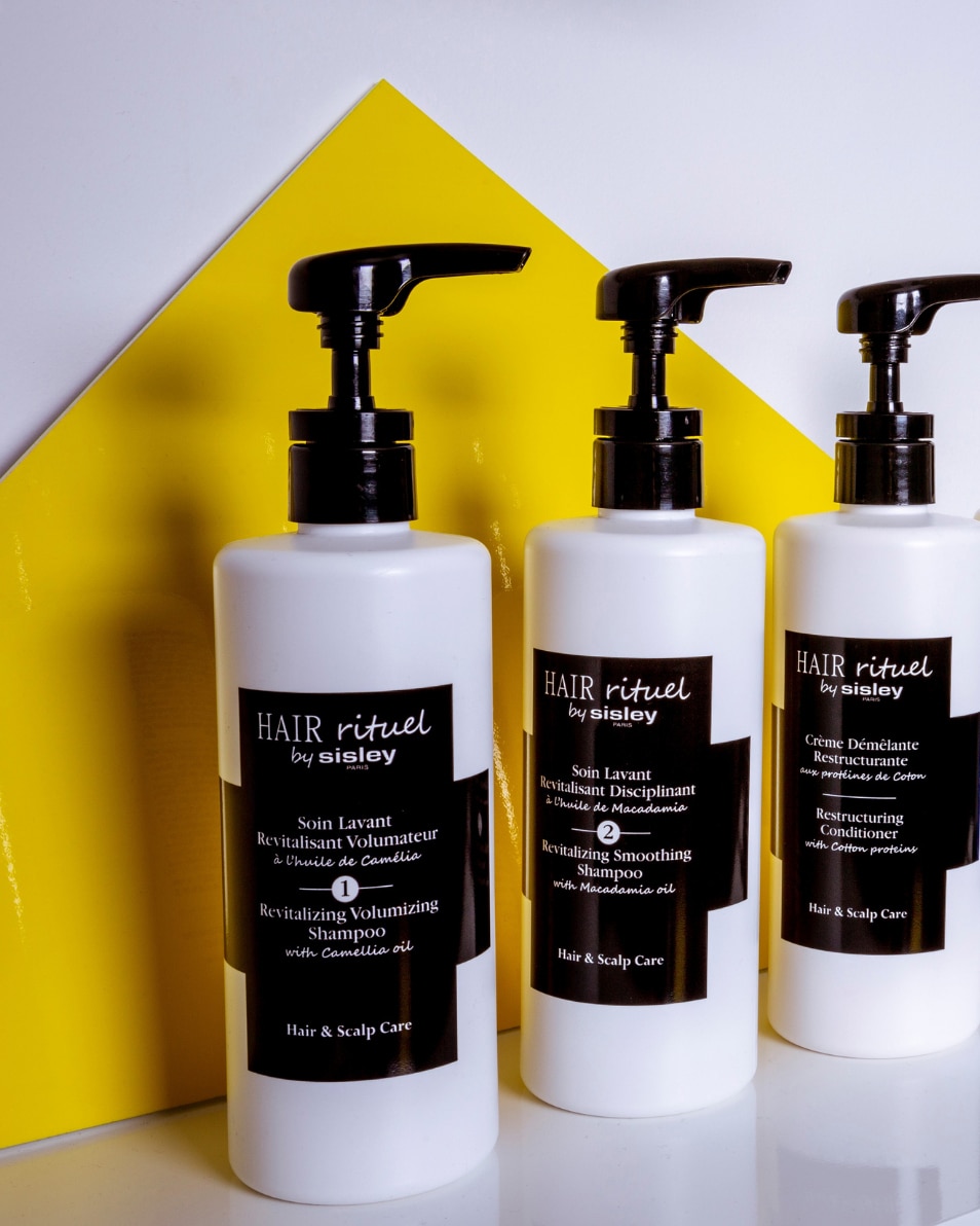 REVITALIZING SMOOTHING SHAMPOO WITH MACADAMIA OIL