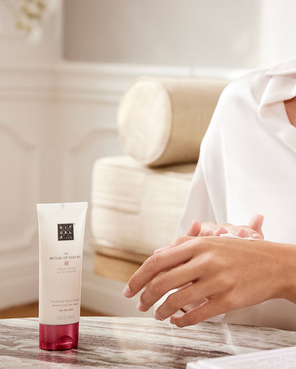 RITUALS THE RITUAL OF SAKURA RECOVERY HAND BALM HANDBALSEM 70 ML 2