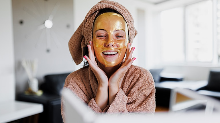 Gezichtsverzorgingsproducten en sheetmaskers voor een intens hydraterende huidverzorgingsroutine in de herfst. Gezichtsverzorgingsproducten en sheetmaskers voor een intens hydraterende huidverzorgingsroutine in de herfst.