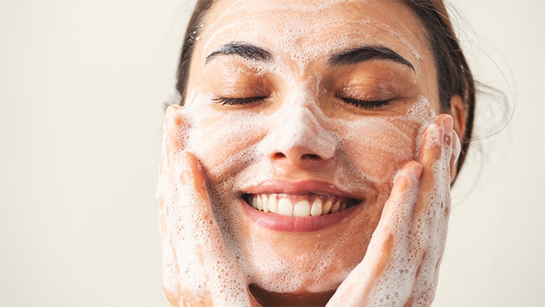 Vrouw die gezicht reinigt. Vrouw die gezicht reinigt.