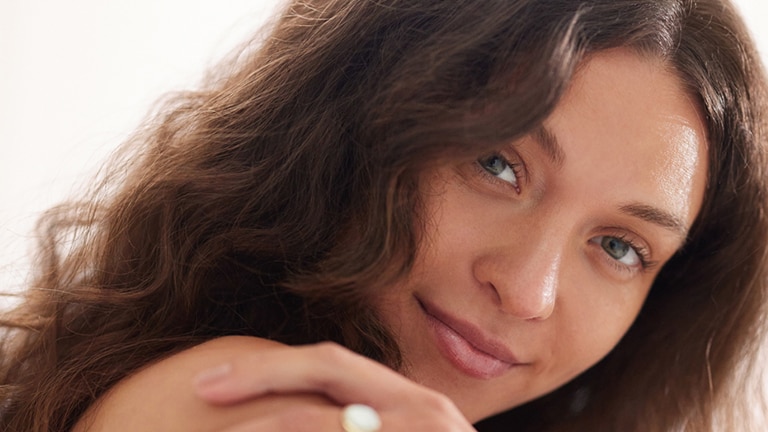 Jonge vrouw met droog, uitgekamd haar. Jonge vrouw met droog, uitgekamd haar.