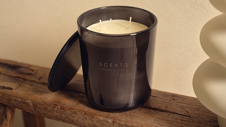 Kaars close up op houten plank Kaars close up op houten plank